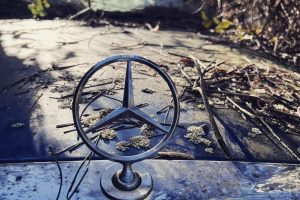 Un cimetière de voitures abandonnées dans les Alpes maritimes